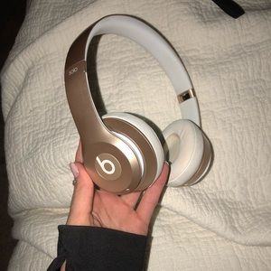 Beats Solo Wireless-Gold